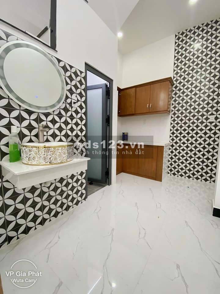 Bán nhà Lạc Long Quân, Q11, 3 tầng, ngang 3, dài 7.5, mới đẹp chỉ 3.35 tỷ