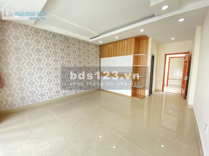 Bán Gấp Nhà 1 Trệt 2 Lầu, DT 65m2 Hẻm Ô Tô, SHR. Giá 4,5 tỷ