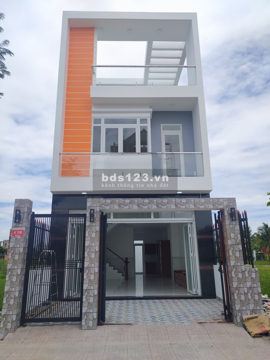 Bán nhà 1 trệt 2 lầu, cách chợ Bình Chánh 10p chỉ từ 900 triệu.