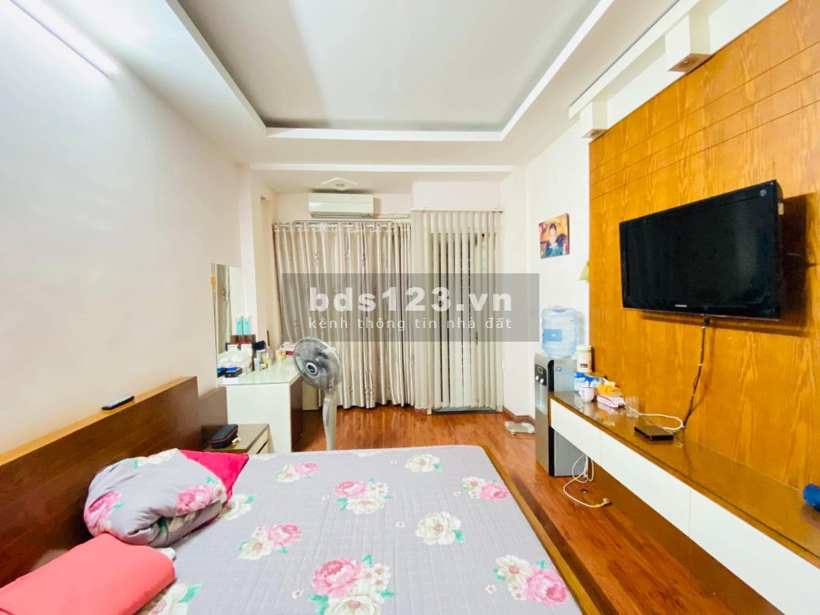 Bán gấp nhà Hào Nam Đống Đa 38m2, 6 tầng mới, sổ vuông, giá 4.1 tỷ