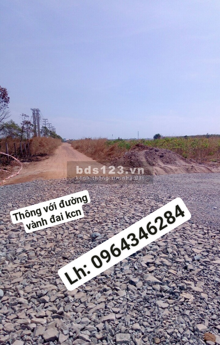 Cần bán 2 miếng đất liền kề nằm trên nhánh đường lớn gần ủy ban, chợ giá 800 triệu