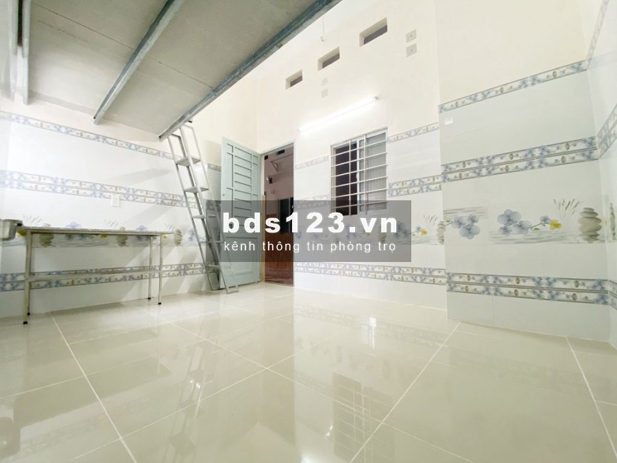 Phòng trọ có gác, giờ giấc tự do, Phạm Văn Bạch