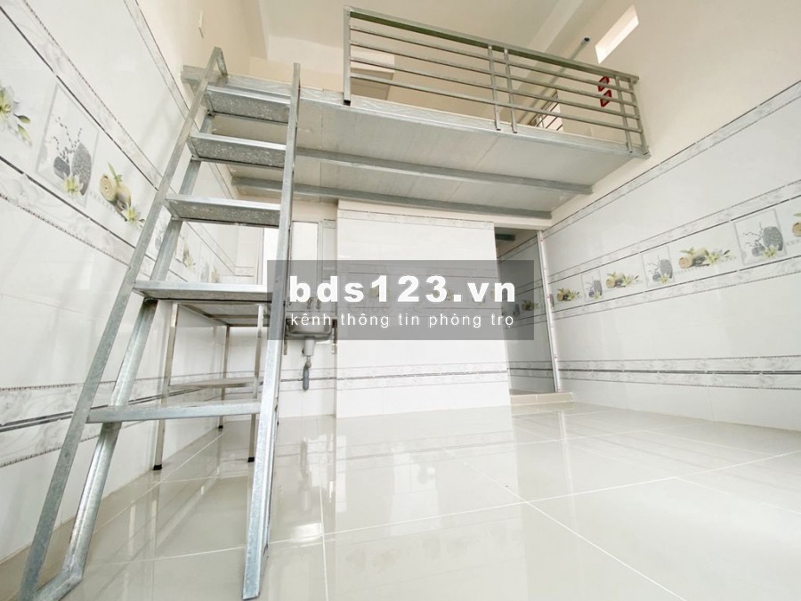 Phòng trọ có gác, giờ giấc tự do, Phạm Văn Bạch