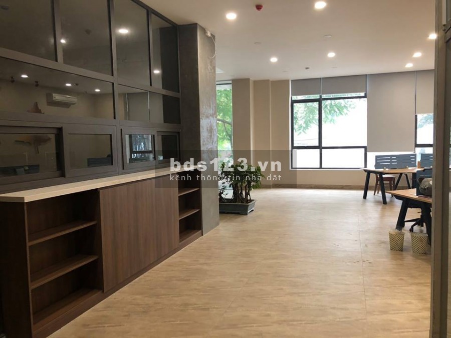 Cho thuê văn phòng đẹp mới nhất quận Đống Đa 2021 view Hồ Hoàng Cầu. LH.0866683628