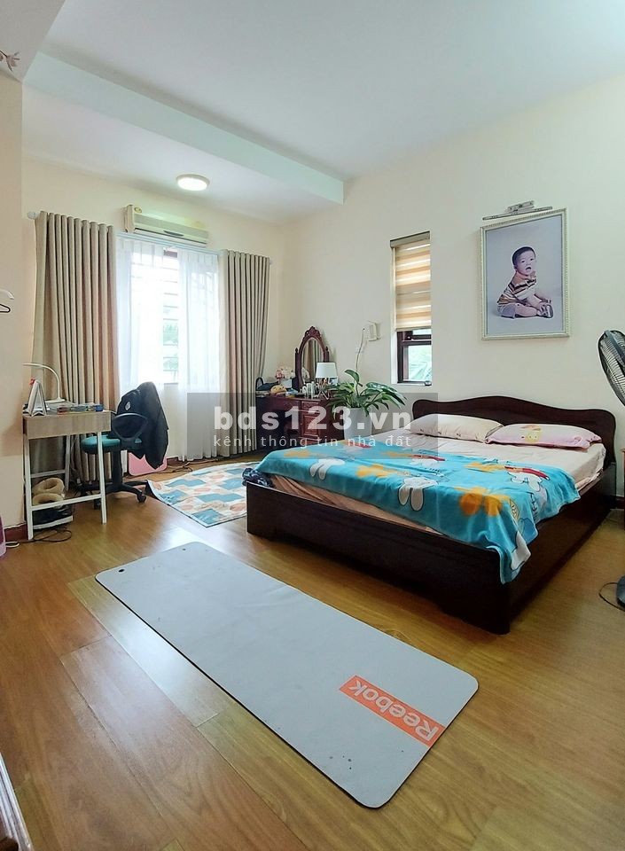 Bán nhà phố Nguyễn Khuyến. Đường đôi, ô tô, vỉa hè. 120m2 5T 18 tỷ