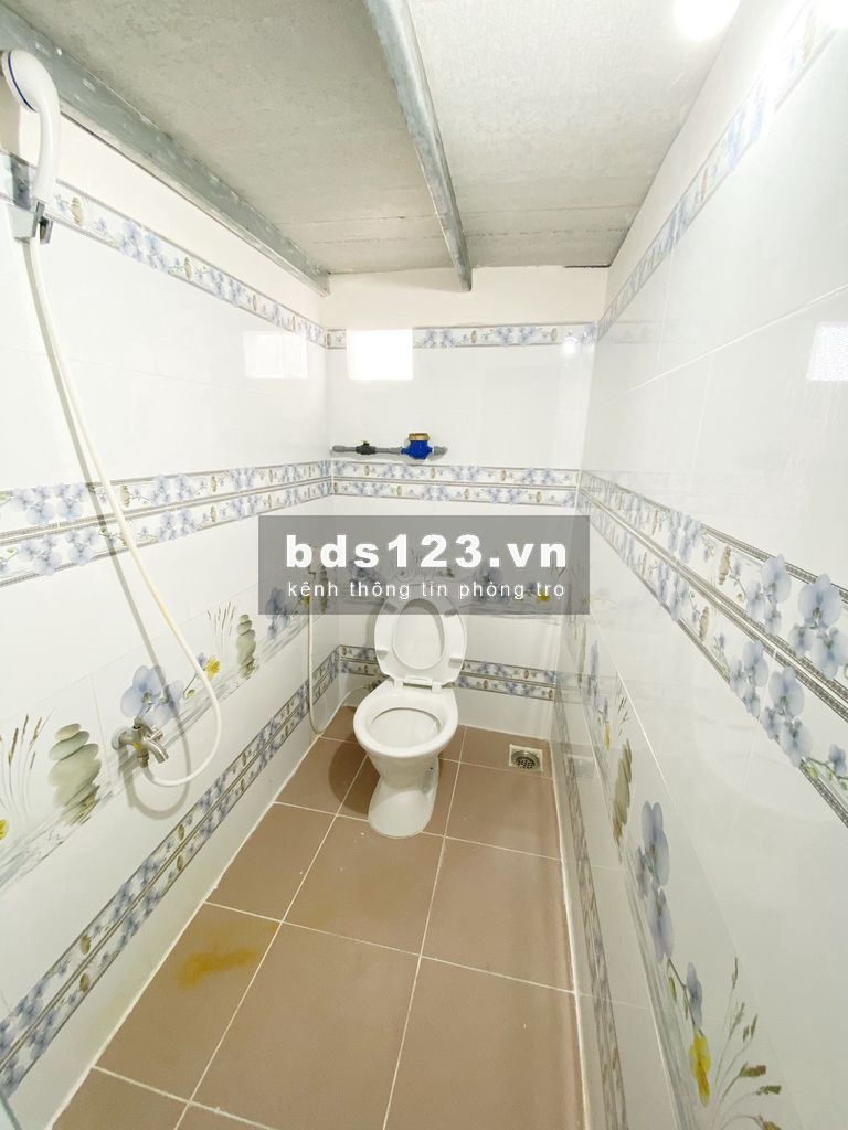 Phòng trọ có gác, giờ giấc tự do, Phạm Văn Bạch