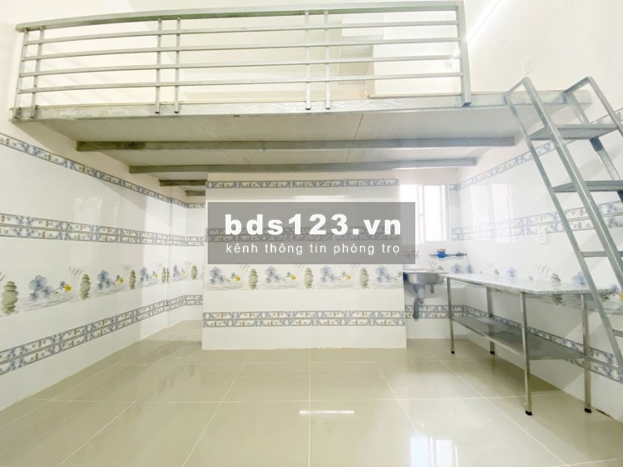 Phòng trọ có gác, giờ giấc tự do, Phạm Văn Bạch