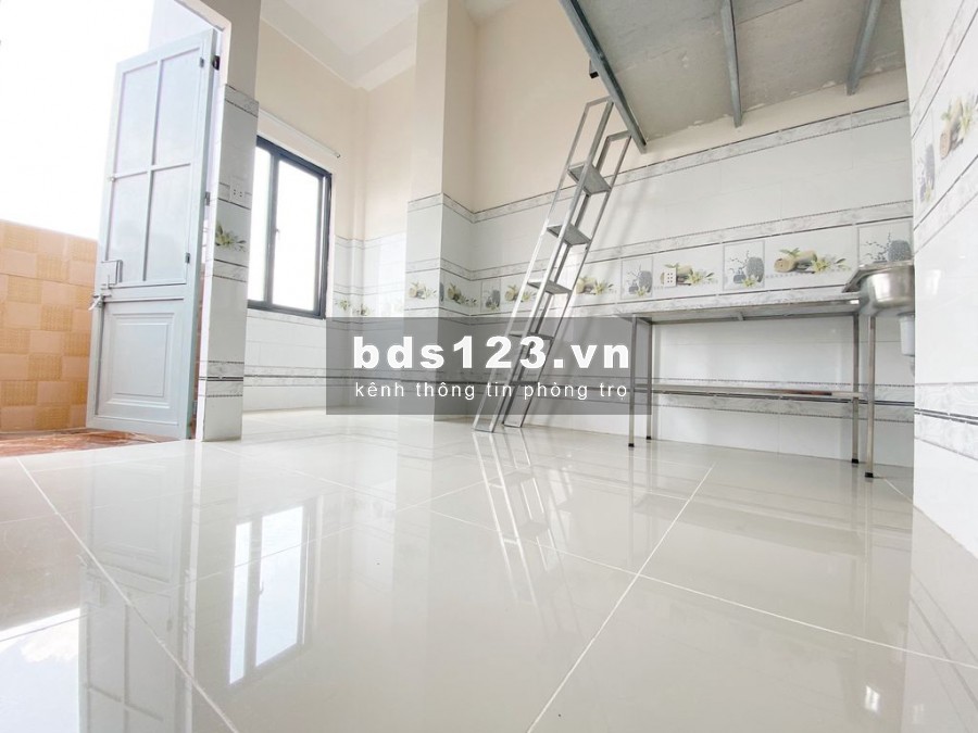 Phòng trọ có gác, giờ giấc tự do, Phạm Văn Bạch
