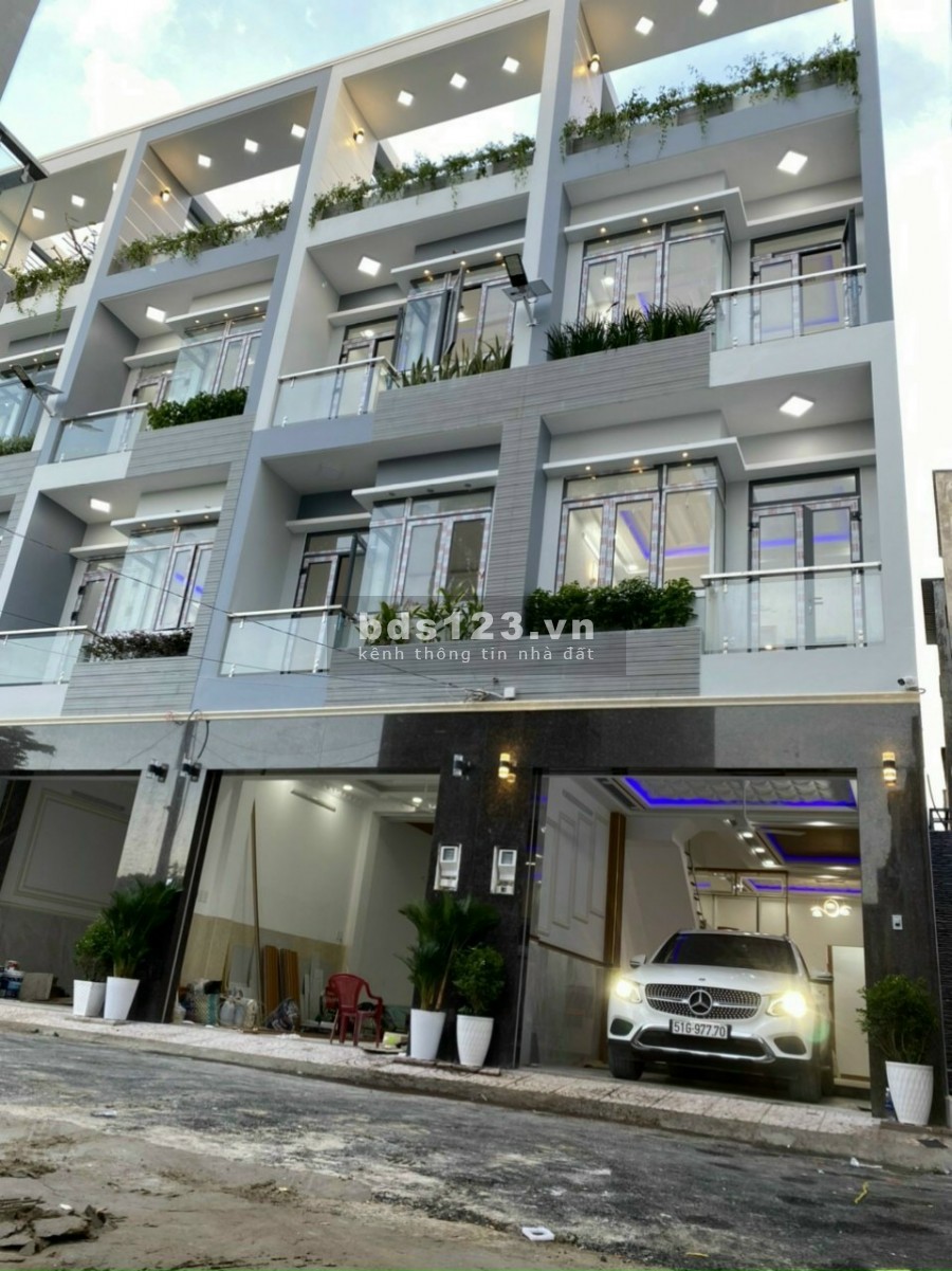 Bán Nhà 4 Tầng Sân Thượng đường 8m