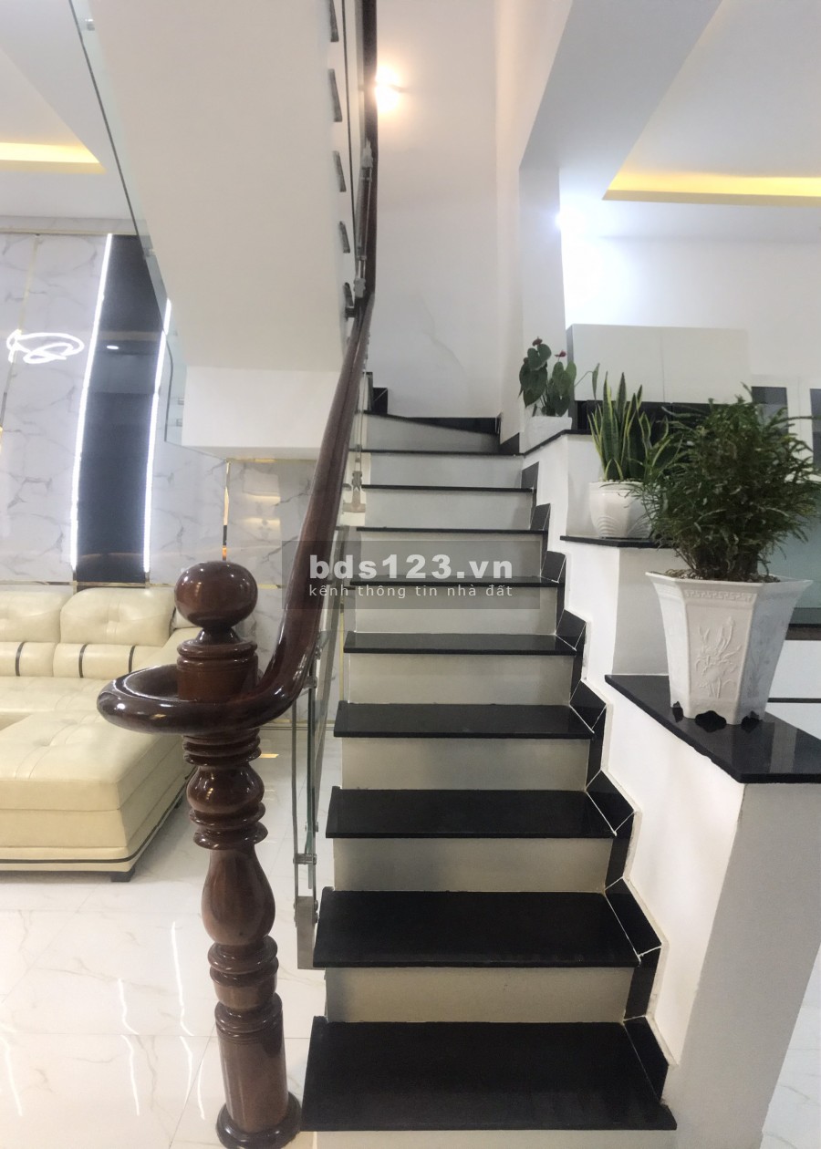 Bán nhà full nội thất cao cấp, sổ hồng riêng, bao phí sang tên