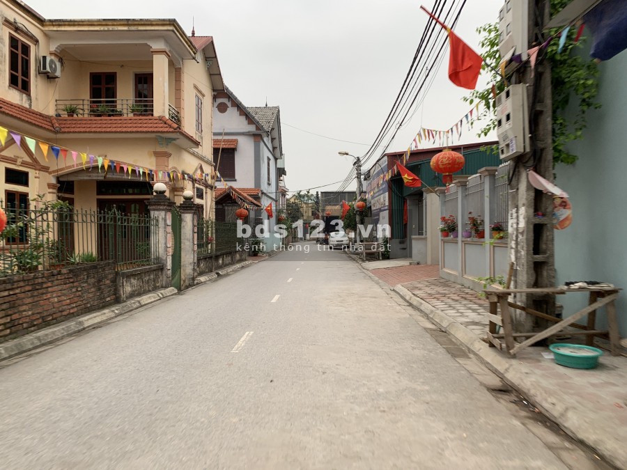 Bán lô đất mặt đường xóm 8 Đông Dư, đường nhựa, ô tô tải tránh nhau.
