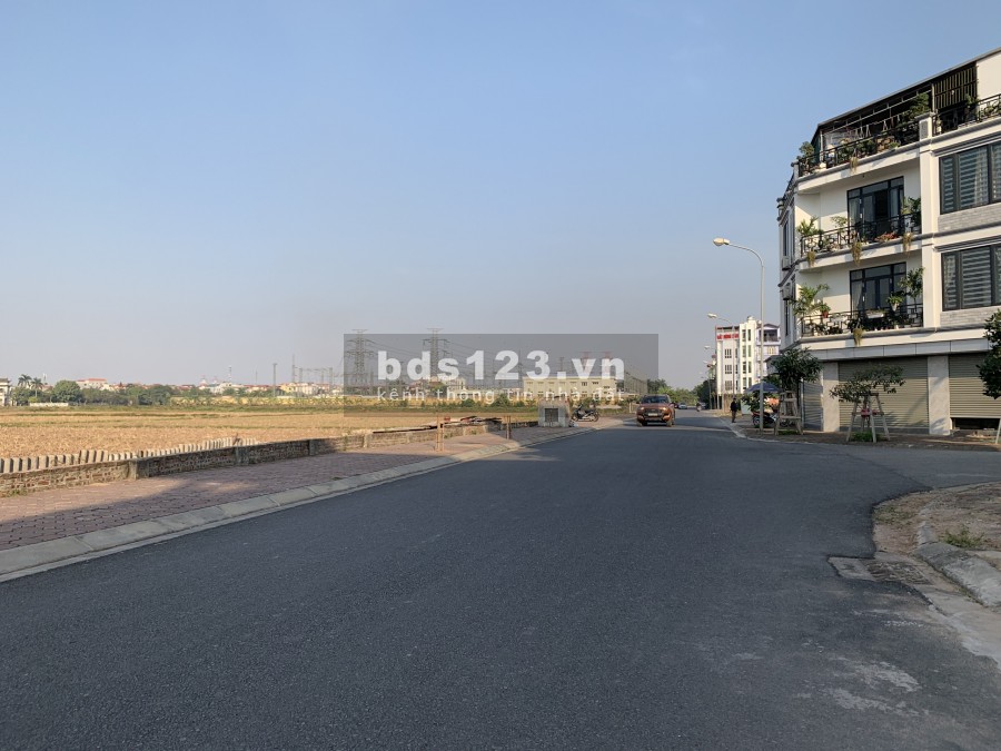 Siêu phầm 40m2 TĐC Giang Biên, mặt đường to, view thoáng, kinh doanh được.