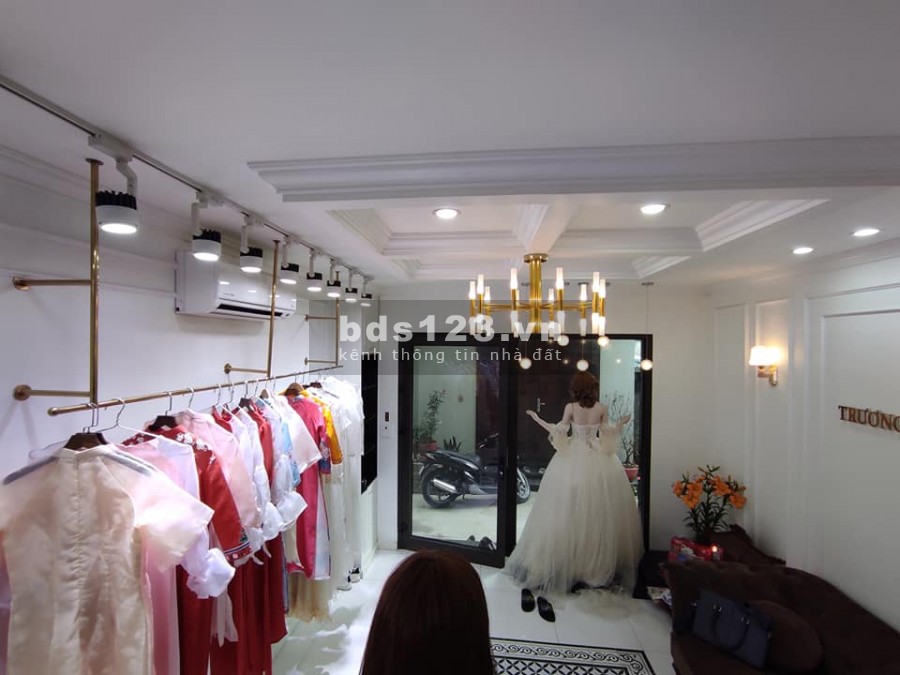 Cần bán gáp nhà cạnh chợ Ngọc Thụy 42m2 x 4 tầng, 4m mặt tiền, giá 3.55 tỷ. Ô tô, Kinh doanh.