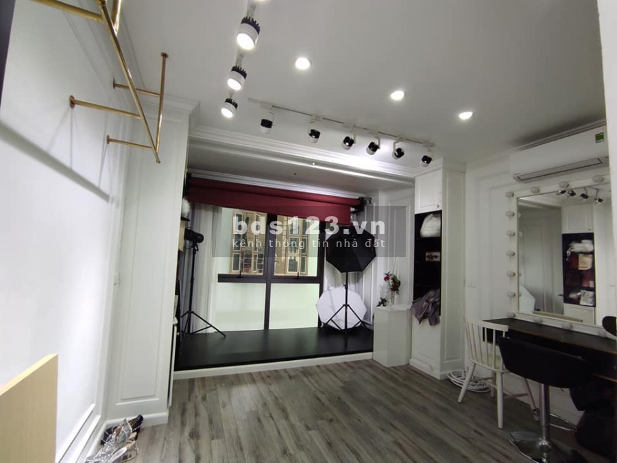 Cần bán gáp nhà cạnh chợ Ngọc Thụy 42m2 x 4 tầng, 4m mặt tiền, giá 3.55 tỷ. Ô tô, Kinh doanh.