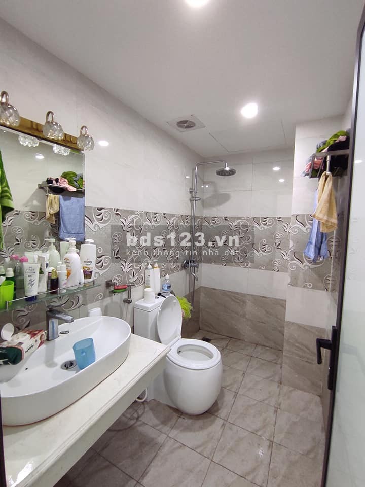 Cần bán gáp nhà cạnh chợ Ngọc Thụy 42m2 x 4 tầng, 4m mặt tiền, giá 3.55 tỷ. Ô tô, Kinh doanh.