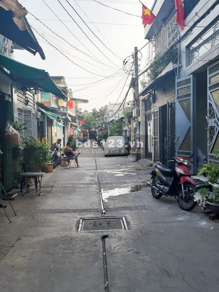 Nhà hẻm xe hơi, 3 tầng, 2.3 tỷ, 26m2, Lê Trọng Tấn, mới, vuông vắn