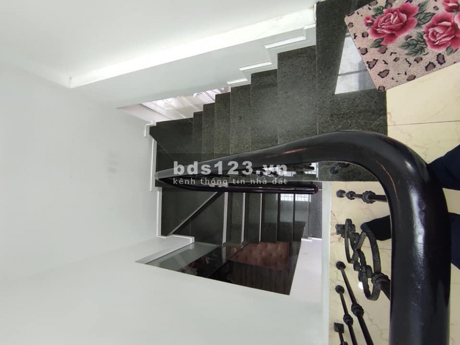 Cần bán gáp nhà cạnh chợ Ngọc Thụy 42m2 x 4 tầng, 4m mặt tiền, giá 3.55 tỷ. Ô tô, Kinh doanh.