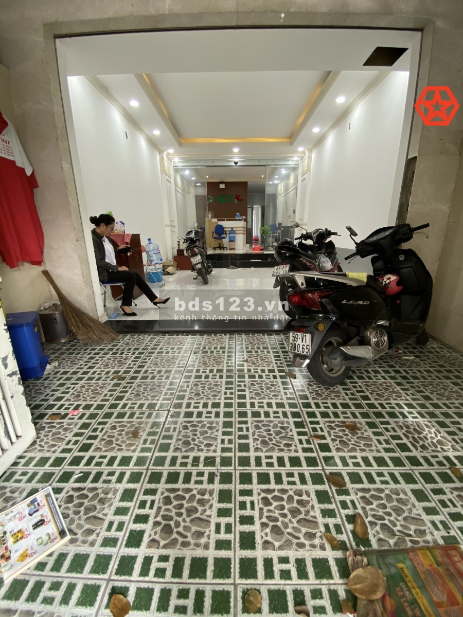 MT Nguyễn Bỉnh Khiêm 4.5x25m Trệt, 3lầu, 7p, 6wc. 33tr/th.