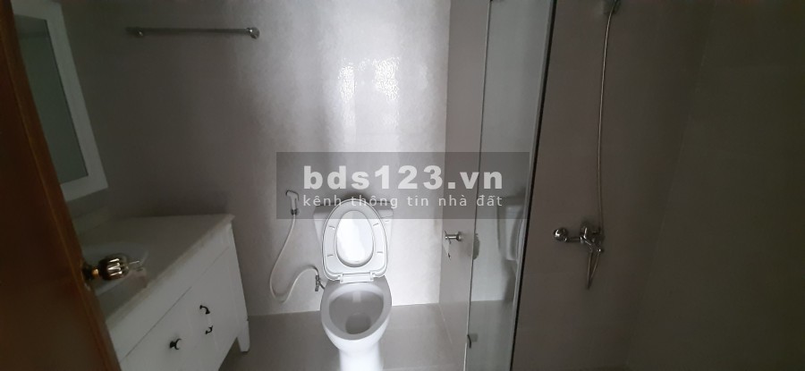 Bán gấp căn hộ 2 ngủ, 81m2 The Emerald CT8 Mỹ Đình, giá 2.6 tỷ, LH: 0967839010