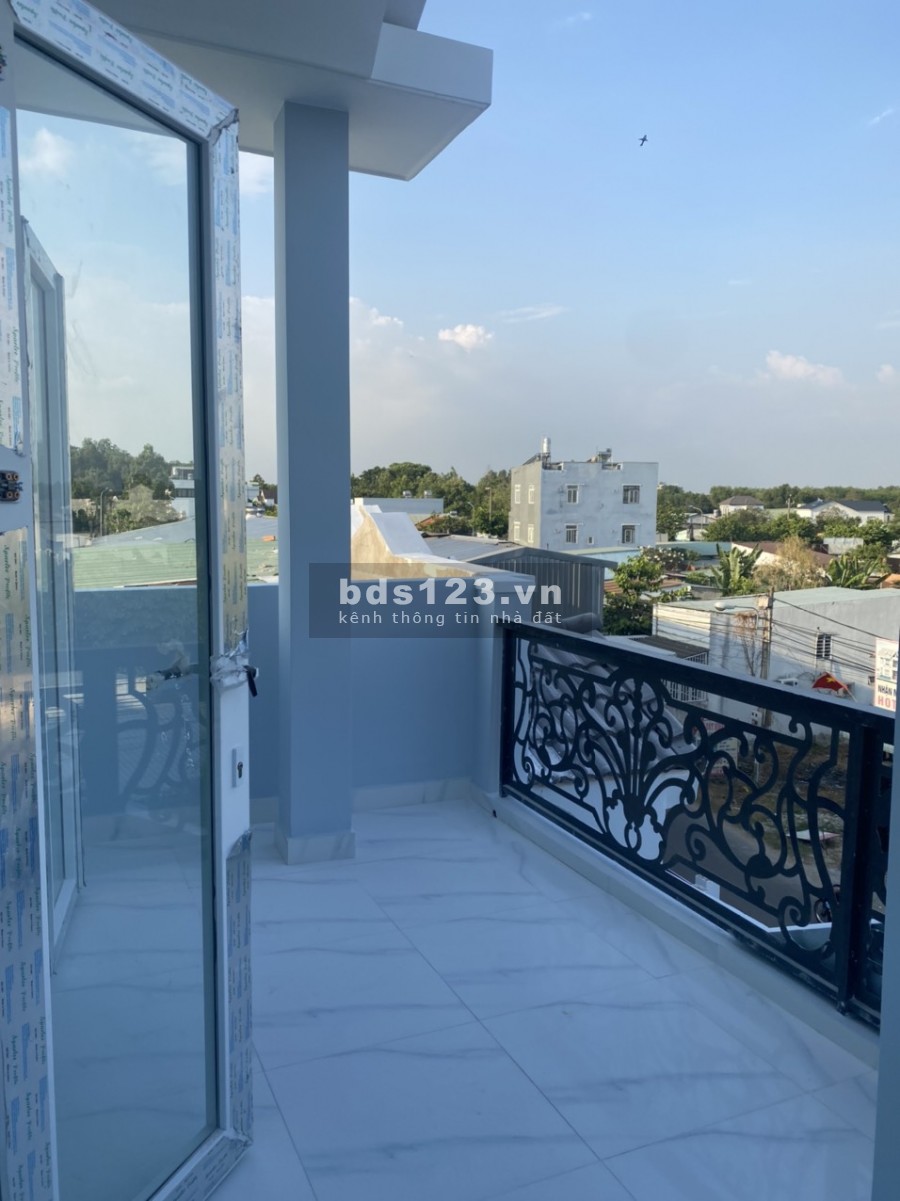 Nhà 3 lầu mới xây, SHR, gần chợ, giá 2 tỷ