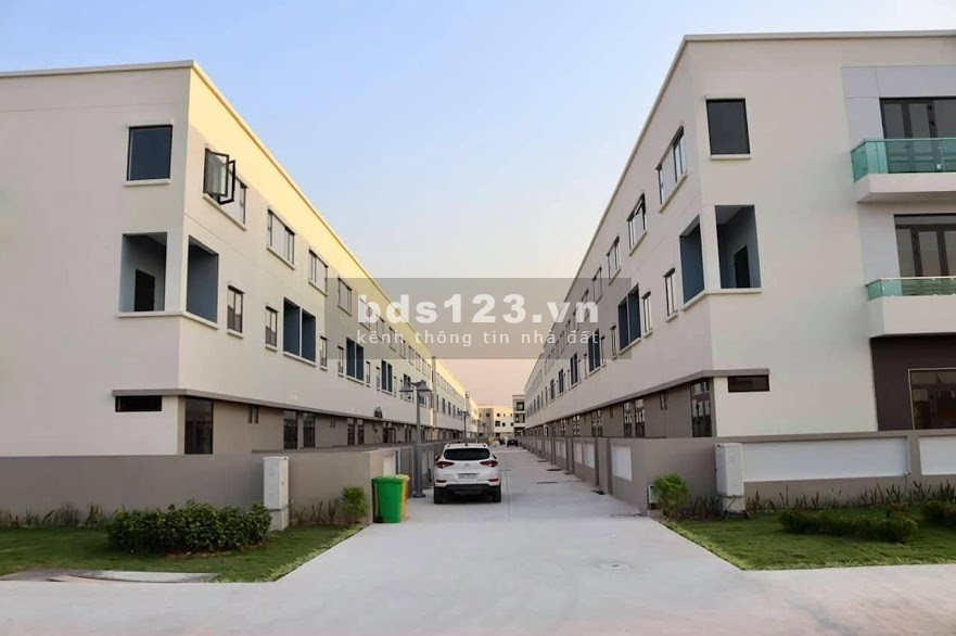 Cần bán nhà 4 tầng sát khu dân cư hiện hữu , kinh doanh cho thuê tốt