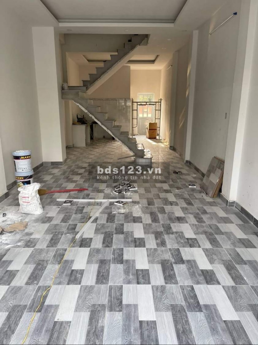 Nhà 3 lầu mới xây, SHR, gần chợ, giá 2 tỷ