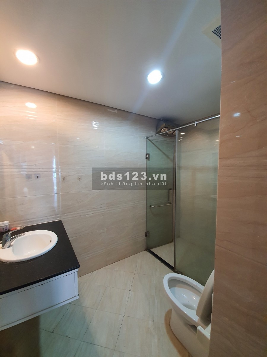 Cho thuê Chung cư Golden Land 275 Nguyễn Trãi 2 ngủ cơ bản có tủ quần áo 10 triệu. Lh 0377983070