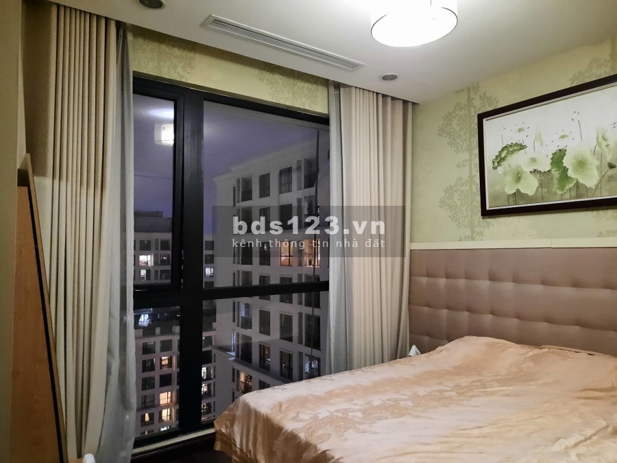 Bán nhanh căn hộ 2 phòng ngủ tòa R2 chung cư Royal City,ban công Đông Nam,giá 3.9 tỷ