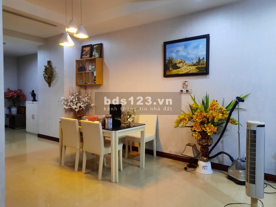 Bán nhanh căn hộ 2 phòng ngủ tòa R2 chung cư Royal City,ban công Đông Nam,giá 3.9 tỷ
