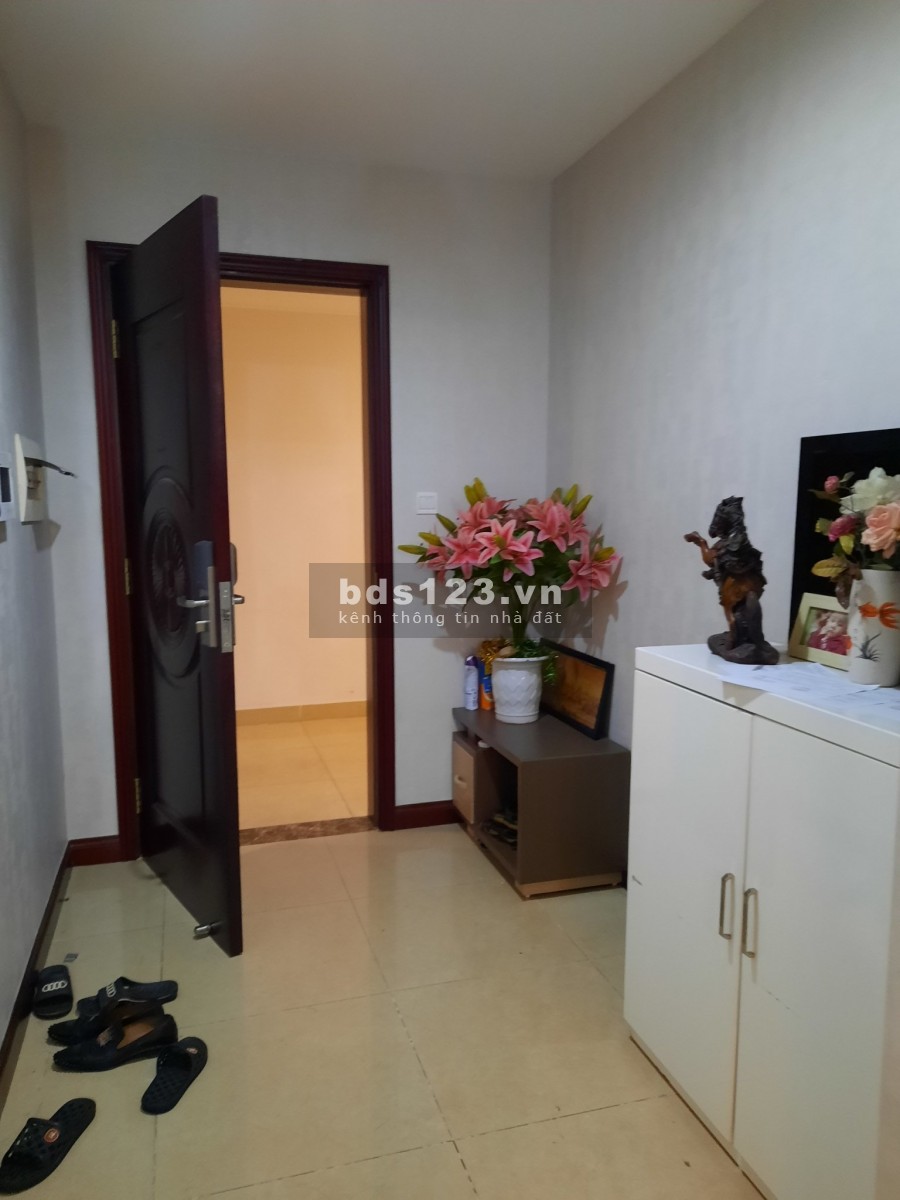 Bán nhanh căn hộ 2 phòng ngủ tòa R2 chung cư Royal City,ban công Đông Nam,giá 3.9 tỷ