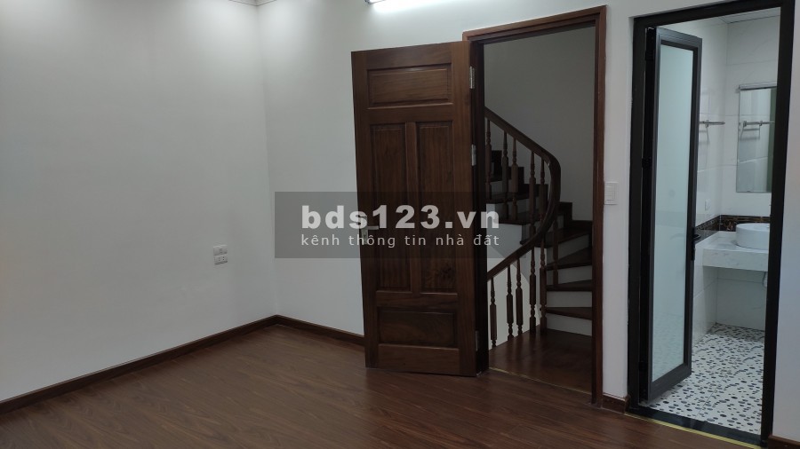 Bán nhà PL mới đẹp ô tô đỗ cửa ngõ 175 Lạc Long Quân 30m2 x 5 tầng giá 3,85 tỷ. LH 0912442669