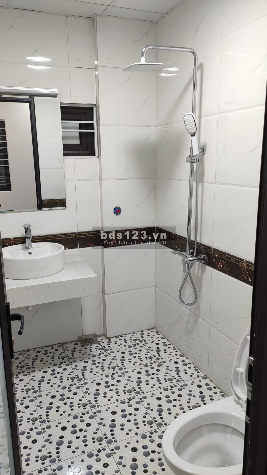 Bán nhà PL mới đẹp ô tô đỗ cửa ngõ 175 Lạc Long Quân 30m2 x 5 tầng giá 3,85 tỷ. LH 0912442669