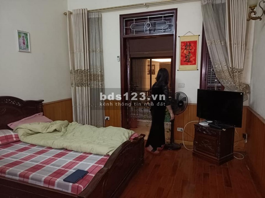 Bán Nhà Lạc Long Quân Gần Chợ Bưởi, 40m2, 4 Tầng, Mặt Tiền: 3.5m