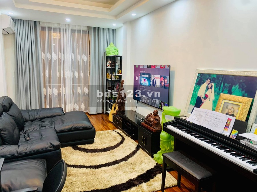 Cần bán gấp Mặt phố Huế giá 32 tỷ, DT 100m2, Hè 5m. Kinh doanh lớn
