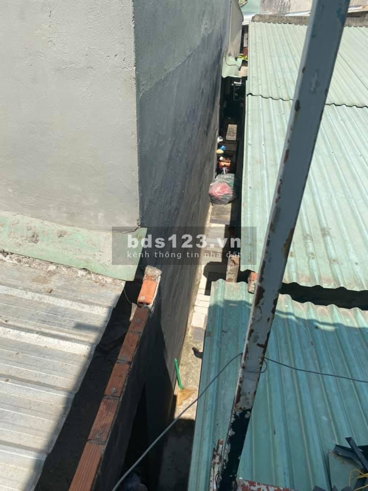 Bán nhà mặt tiền sân vườn rộng- Phú Hữu,Q9