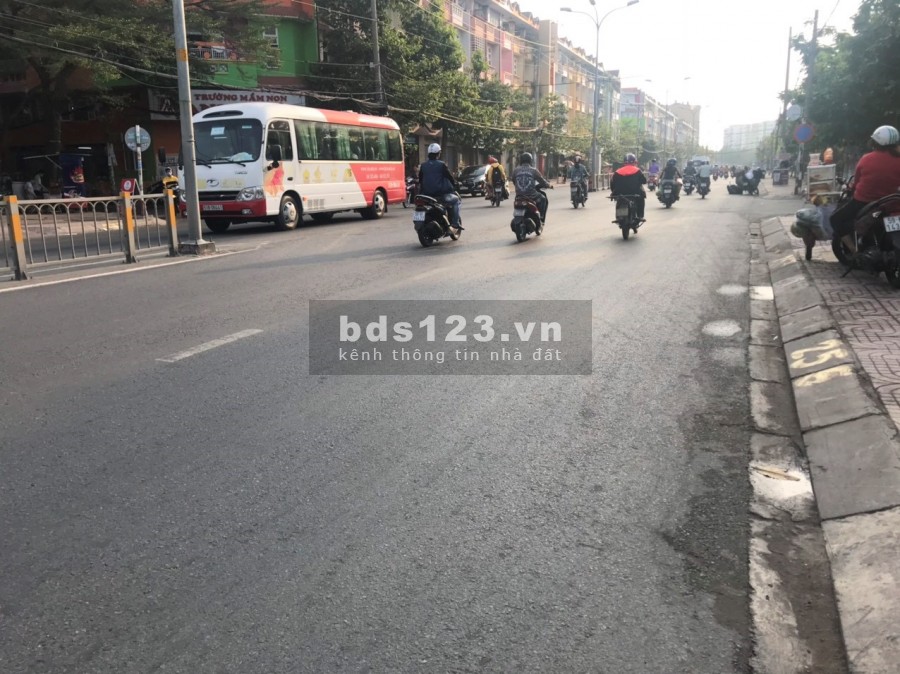 Cho thuê nhà 4 lầu, mặt tiền Tạ Quang Bửu, P5, Q8