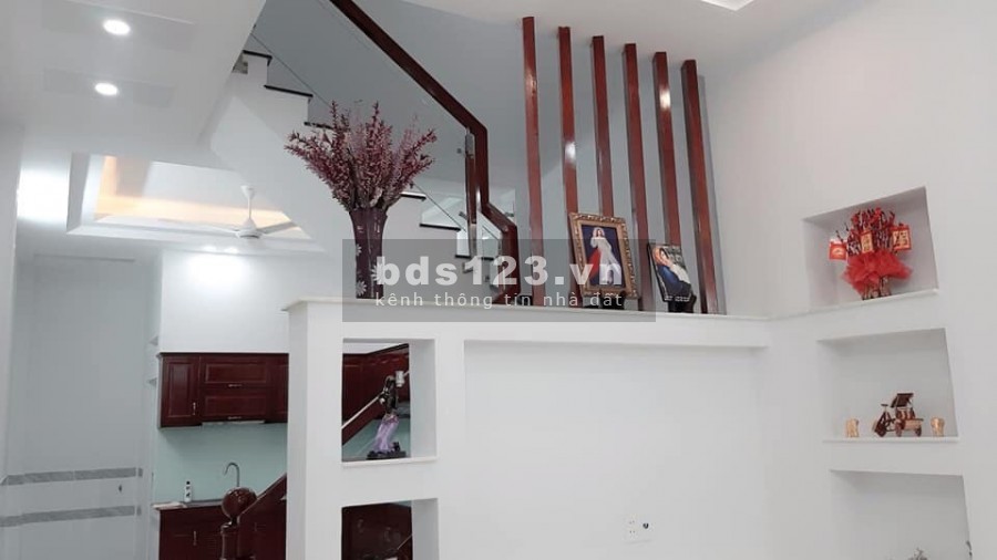 Xe hơi đậu cửa, đường Lạc Long Quân, TB, 32m2, Giá 4 tỷ