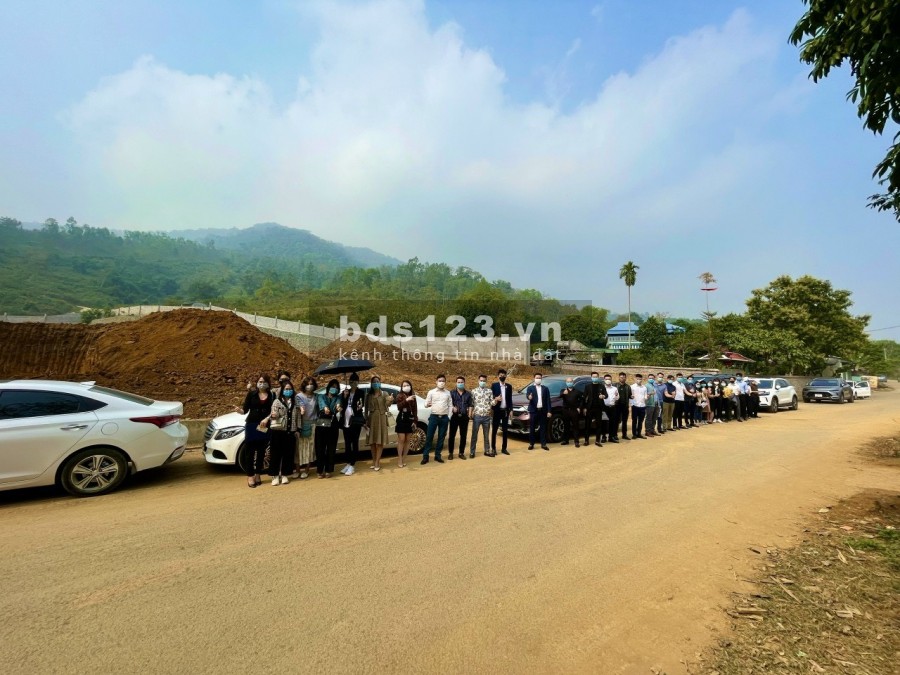 Bán gấp lô góc 2 mặt tiền 120m2, sát vách Xanh villas, gần gas Hòa Lạc, oto tránh giá 11tr/m2