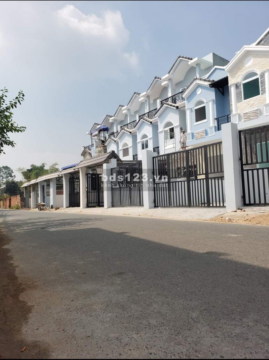 Nhà 2 lầu 105m2 MTKD gần chợ Thủ Dầu Một SHR