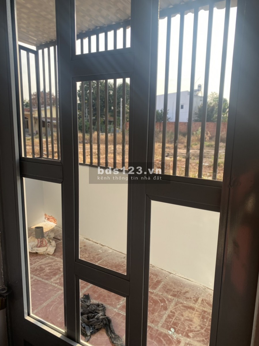 Nhà 2 lầu 105m2 MTKD gần chợ Thủ Dầu Một SHR
