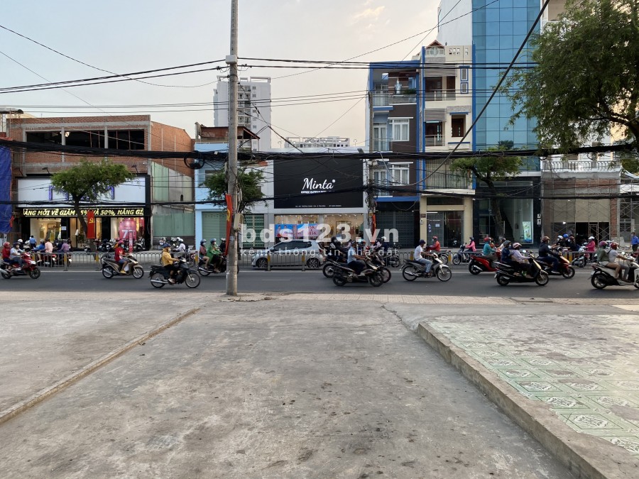 NHÀ NGUYÊN CĂN ngay mặt tiền đường lớn RỘNG RÃI, BAN CÔNG RIÊNG 1 TRỆT 3 LẦU