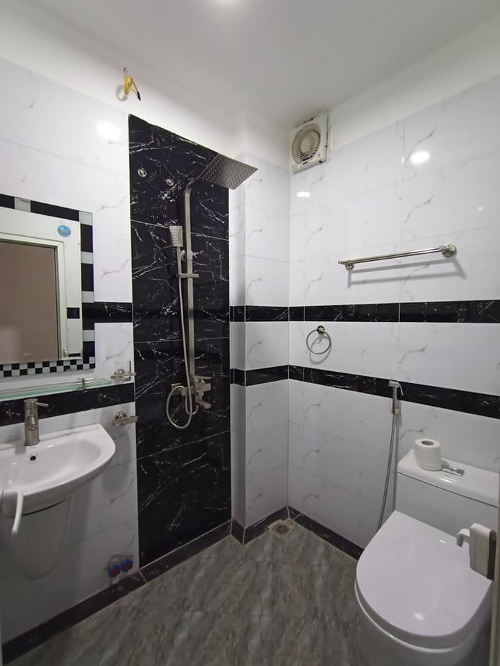 Bán nhà 4 tầng, Minh khai, Hai Bà Trưng, sân rộng siêu khủng, DT 42m2, Mt 6m.