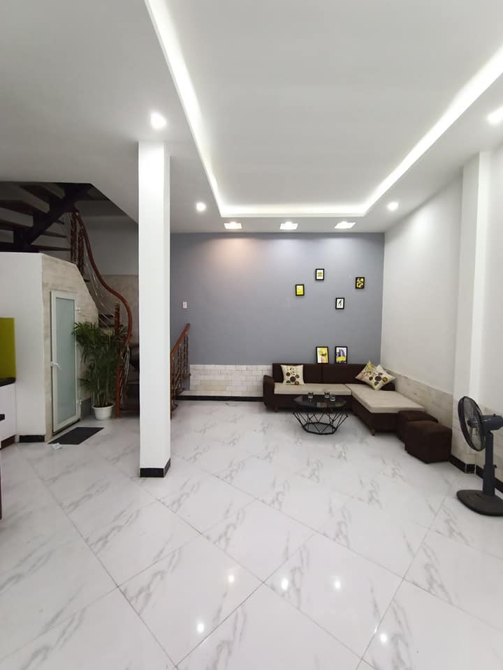 Bán nhà 4 tầng, Minh khai, Hai Bà Trưng, sân rộng siêu khủng, DT 42m2, Mt 6m.