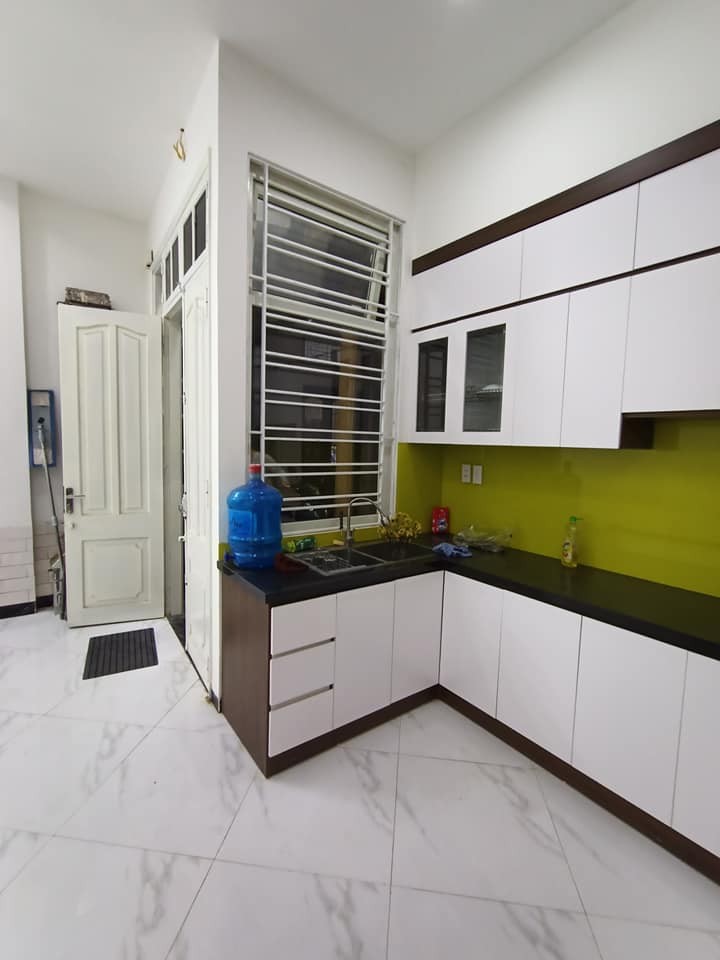 Bán nhà 4 tầng, Minh khai, Hai Bà Trưng, sân rộng siêu khủng, DT 42m2, Mt 6m.
