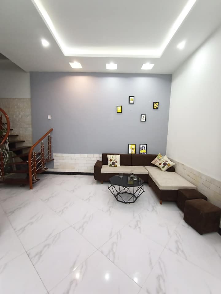 Bán nhà 4 tầng, Minh khai, Hai Bà Trưng, sân rộng siêu khủng, DT 42m2, Mt 6m.