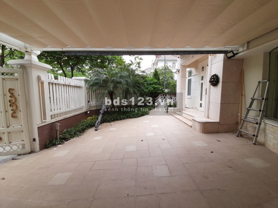 Bán biệt thự Ciputra lô góc 3 mặt thoáng 306m2, sân vườn quanh nhà, mặt đường đôi - 0974606535