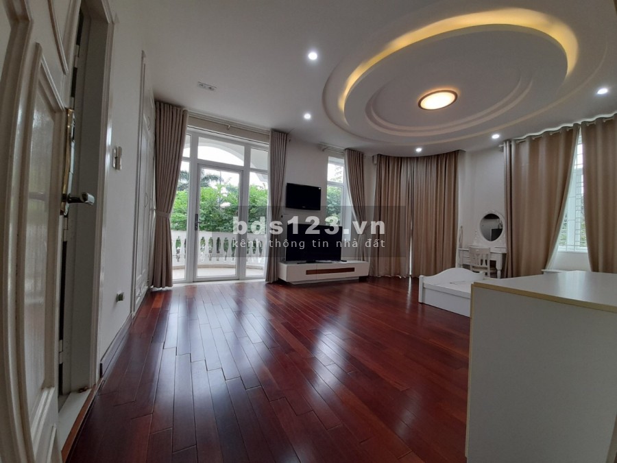 Bán biệt thự Ciputra lô góc 3 mặt thoáng 306m2, sân vườn quanh nhà, mặt đường đôi - 0974606535