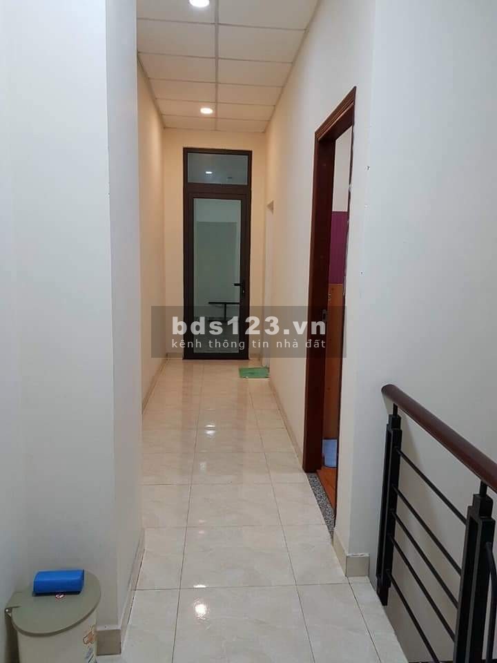 Nhà Bán Hẻm 686 CMT8 Giá Rẻ 60m2, 3Lầu 3PN , 4 WC.