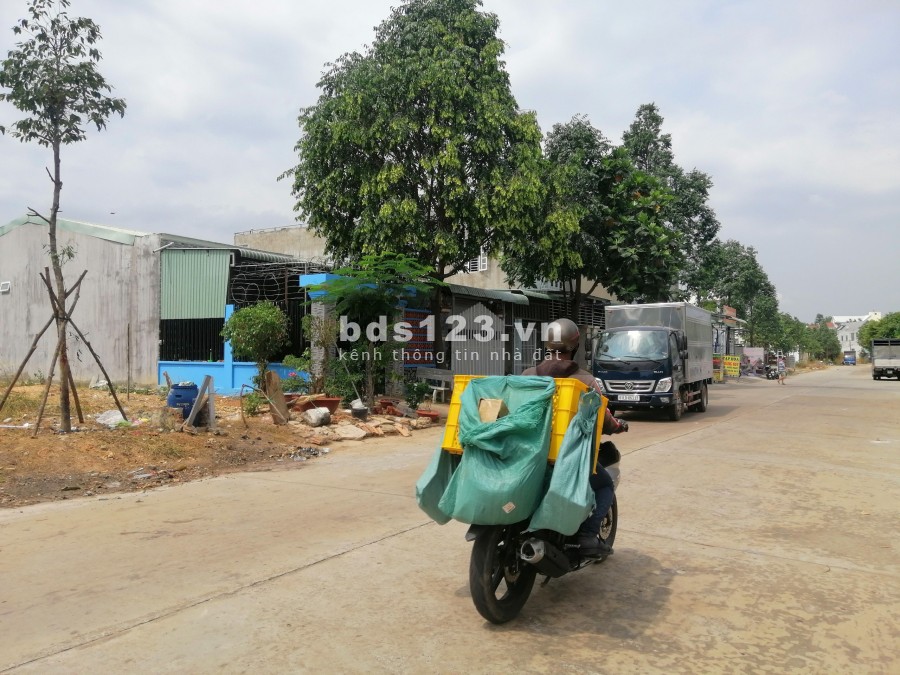 Tôi cần Bán rẻ lô Đất Mặt tiền đường rộng 16m trong khu Chợ dân sinh, sát Trường THCS, Sổ Hồng Thổ Cư 100%