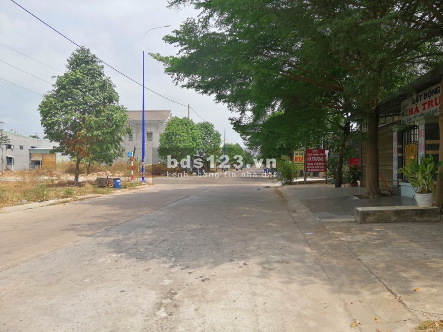 Tôi cần Bán rẻ lô Đất Mặt tiền đường rộng 16m trong khu Chợ dân sinh, sát Trường THCS, Sổ Hồng Thổ Cư 100%